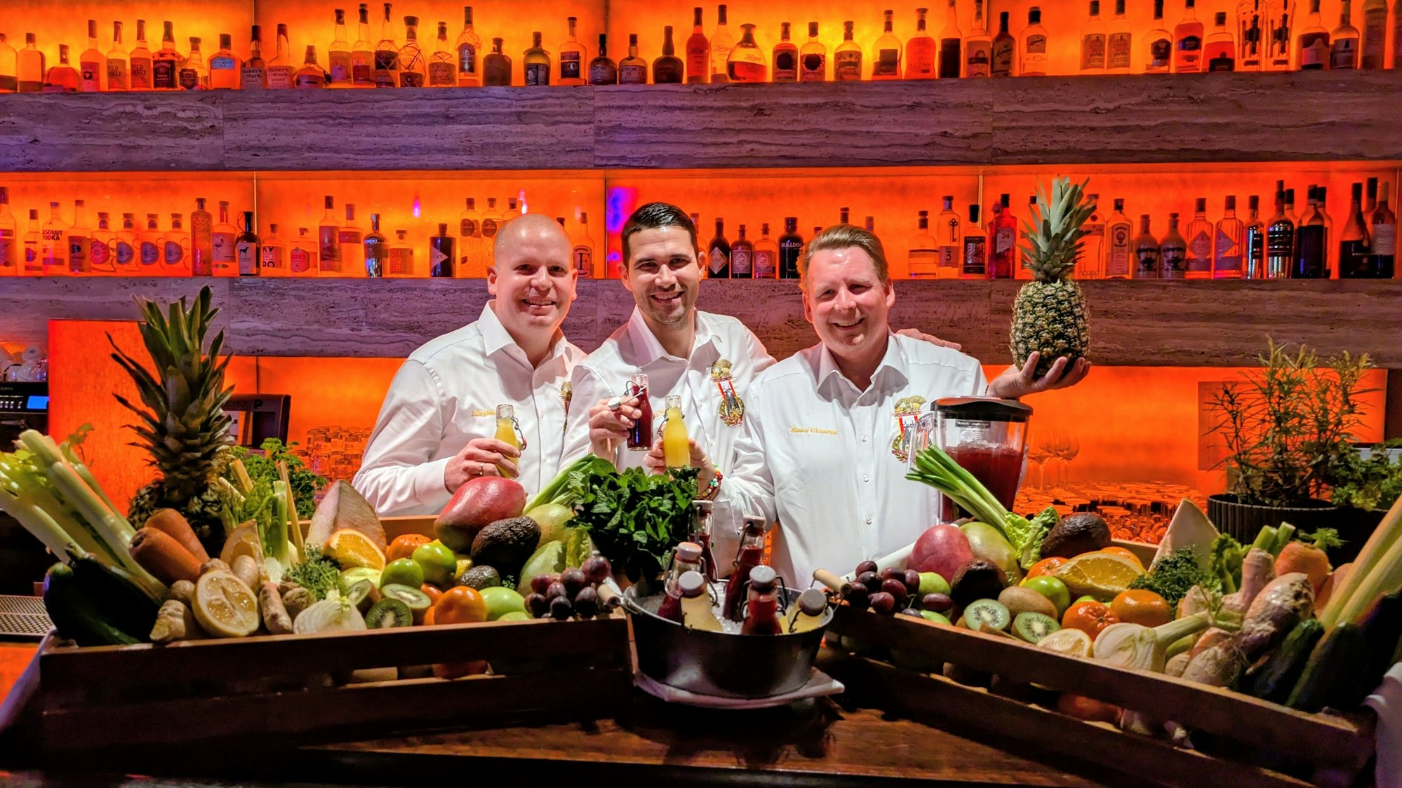 Vitaminreich durch die Session: Das Dreigestirn in der Dorint-Bar.