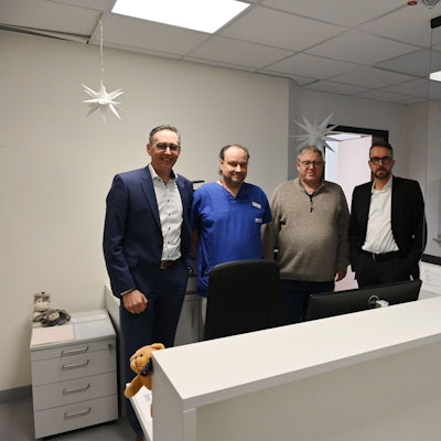 Vier Männer stehen hinter einem Tresen. Dort werden im Kreiskrankenhaus Mechernich künftig die Notfallpatienten ersteingeschätzt.