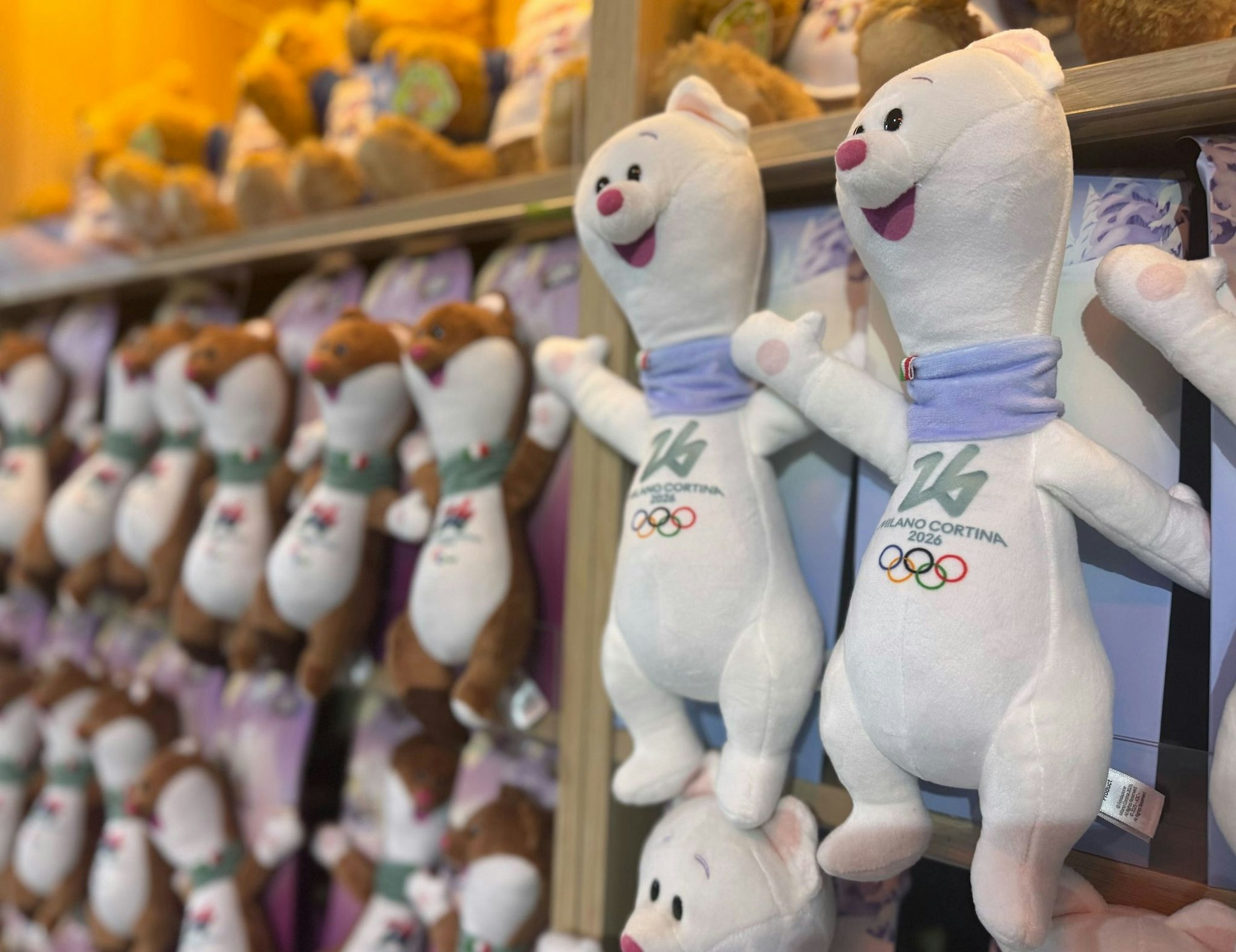 Mit den Olympia-Maskottchen Milo (rechts) und Tina (links) wird schon Geld gemacht.