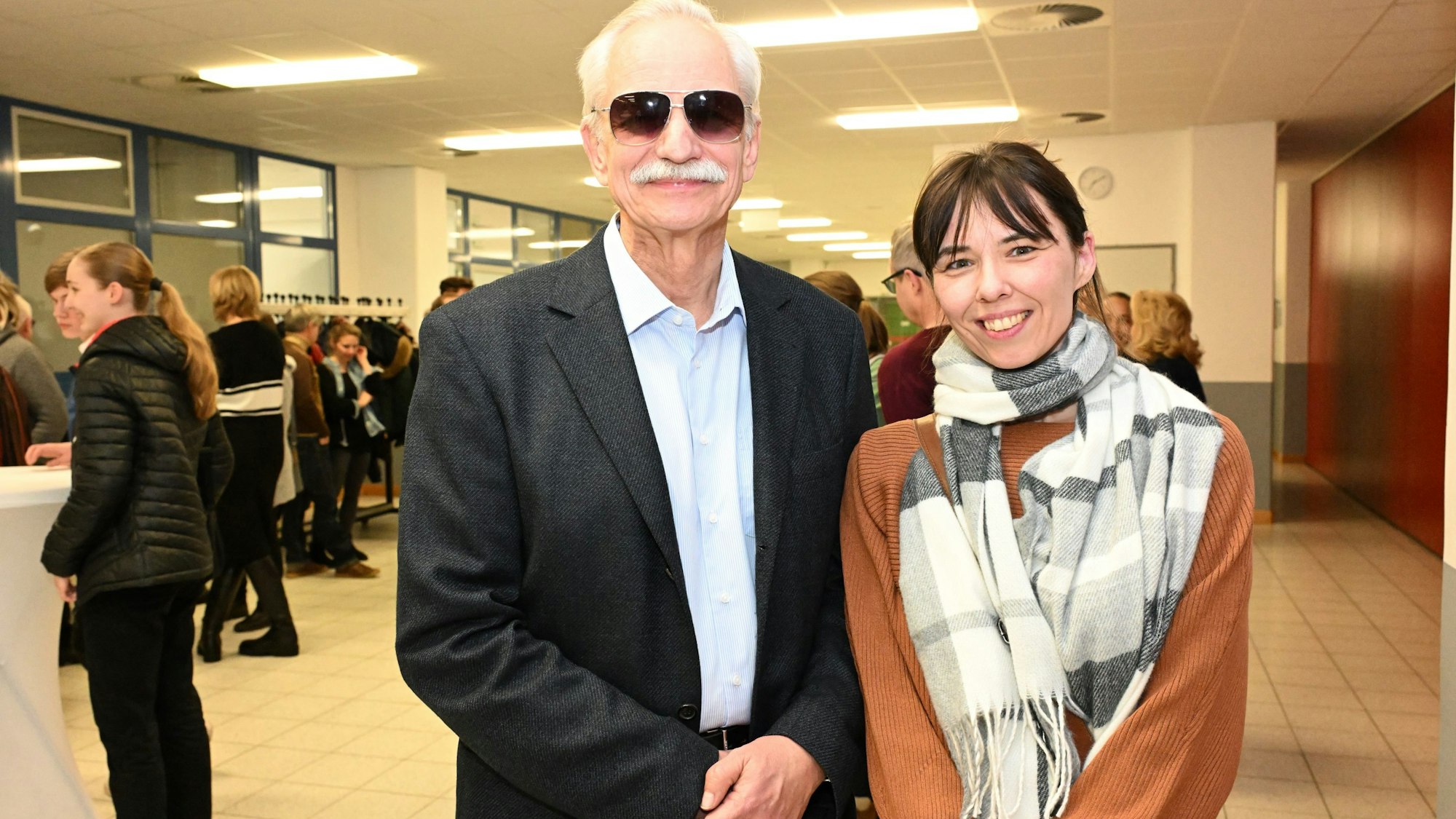 Müller und Matthes stehen nebeneinander.