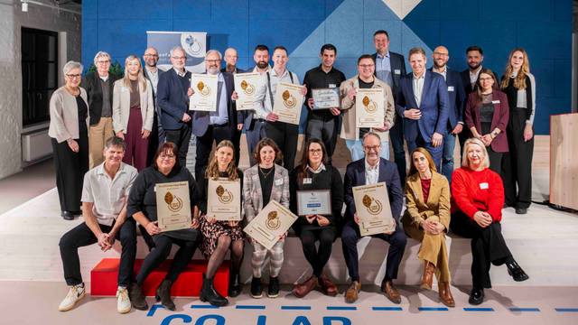 Das Bild zeigt die Finalisten des Social-Entrepreneur-Award, die sich zu einem Gruppenbild aufgestellt haben.