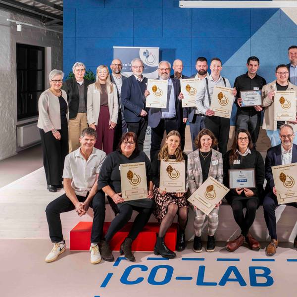 Das Bild zeigt die Finalisten des Social-Entrepreneur-Award, die sich zu einem Gruppenbild aufgestellt haben.