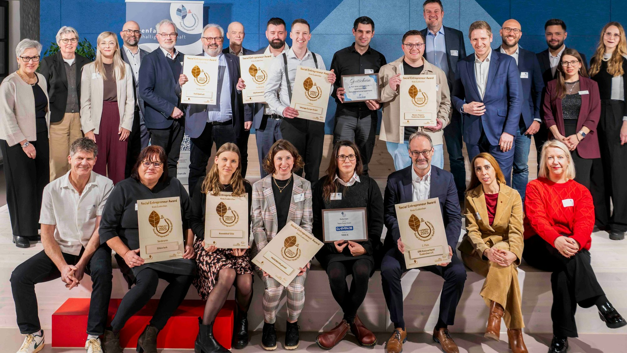 Das Bild zeigt die Finalisten des Social-Entrepreneur-Award, die sich zu einem Gruppenbild aufgestellt haben.