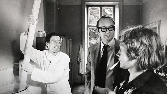 „Die Ausstellung wird gekocht. Von links nach rechts: Konzeptkünstler Günter Saree, Museumsdirektor Wedewer, HA Schult“