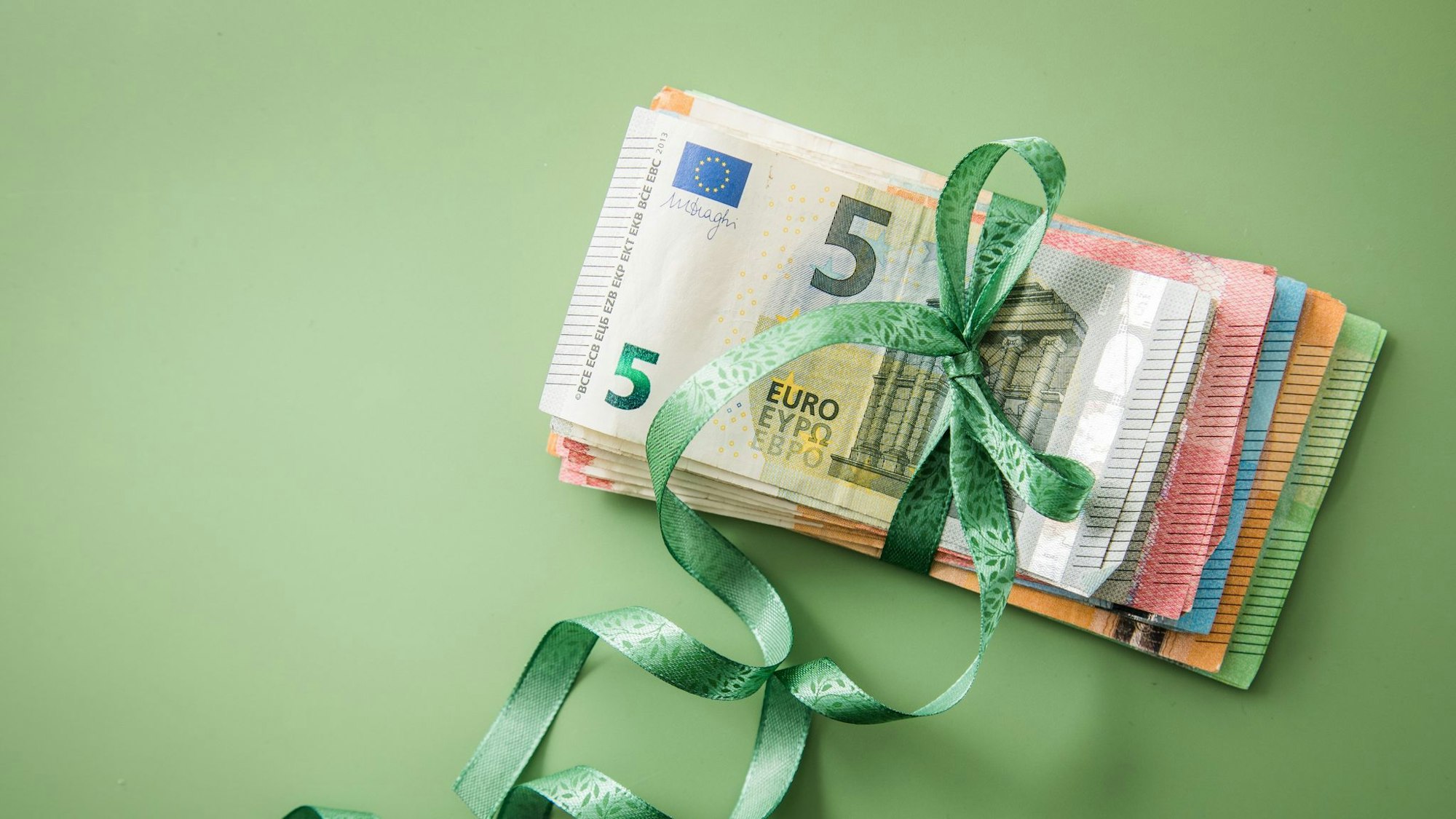 Geldgeschenk erhalten? In den meisten Fällen interessiert das Finanzamt das nicht - sofern der Wert in einem gewissen Rahmen bleibt.