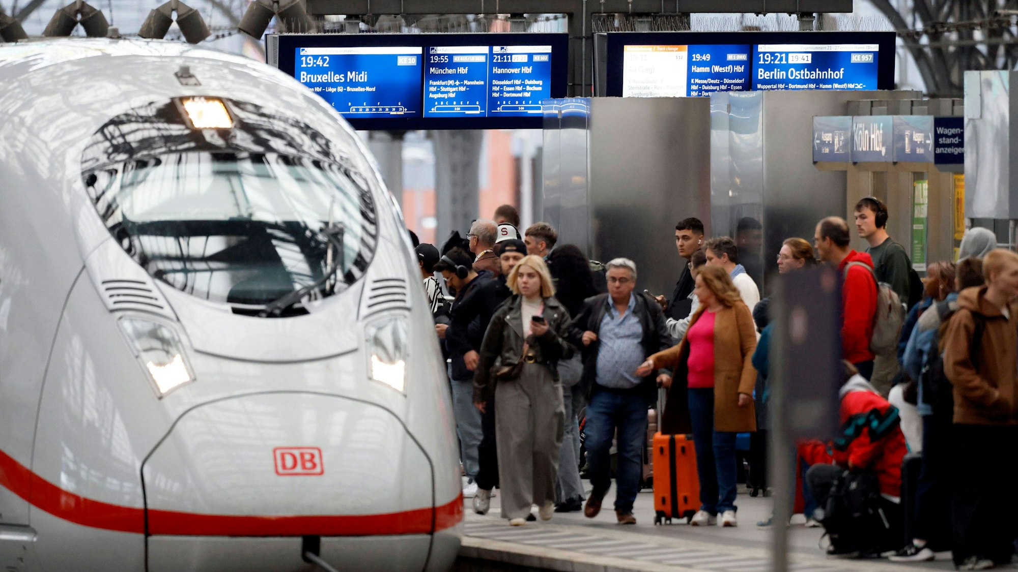 Impression vom Kölner Hauptbahnhof: Ein ICE fährt langsam in den Bahnhof, Reisende machen sich bereit, einzusteigen. Foto: IMAGO/Panama Pictures