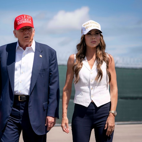 US-Präsident Donald Trump zusammen mit US-Heimatschutzministerin Kristi Noem. Die Kritik an der US-Regierung wächst nach den tödlichen Schüssen in Minneapolis. (Archivbild)