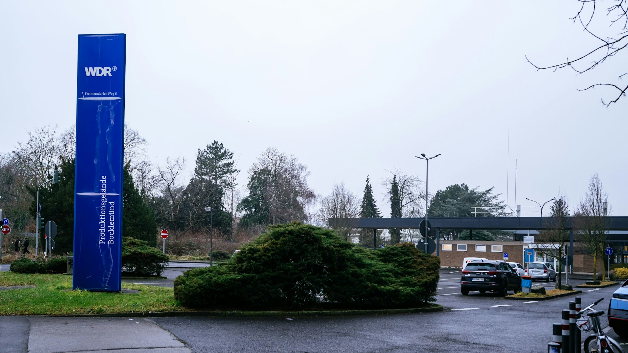 Zu sehen ist der Eingangsbereich des Produktionsgeländes.