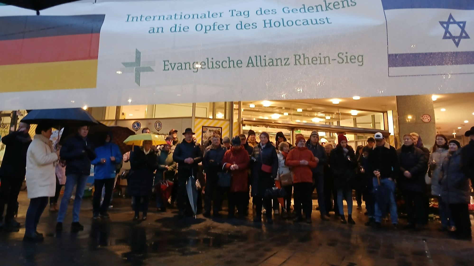 Gedenken an den Holocaust, Mahnwache der Evangelischen Allianz Rhein-Sieg vor dem ehemaligen Kaufhofgebäude