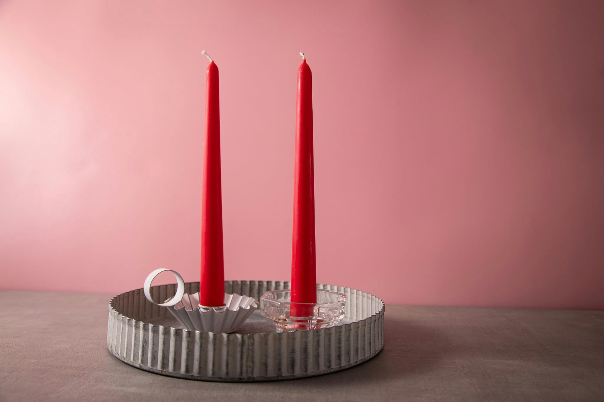 Zwei Kerzen im Vergleich: Brennt eine dank eines Tricks wirklich länger als die andere?