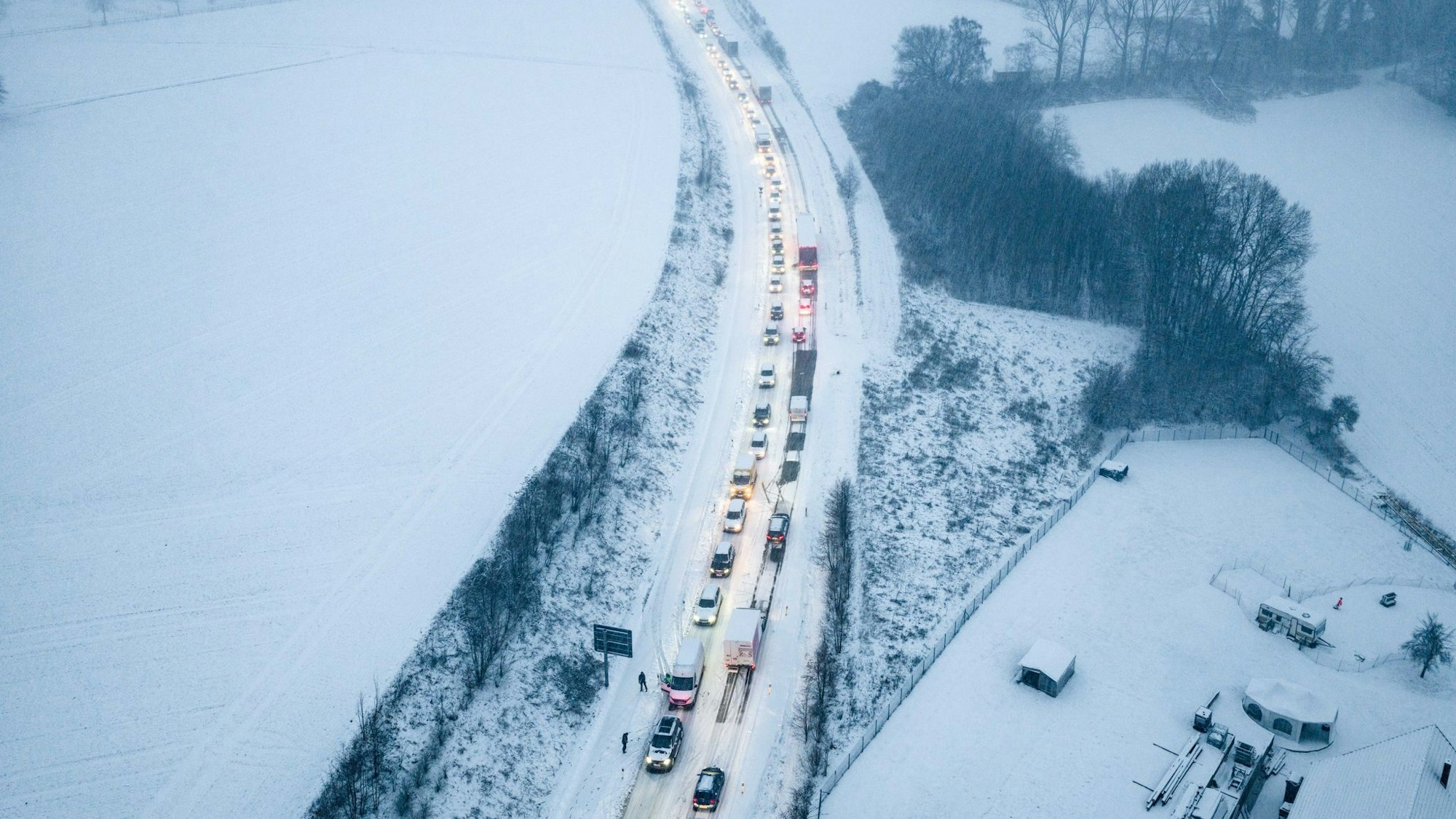 Auf den Straßen ist bei den winterlichen Witterungsbedingungen Vorsicht geboten. (Symbolbild)