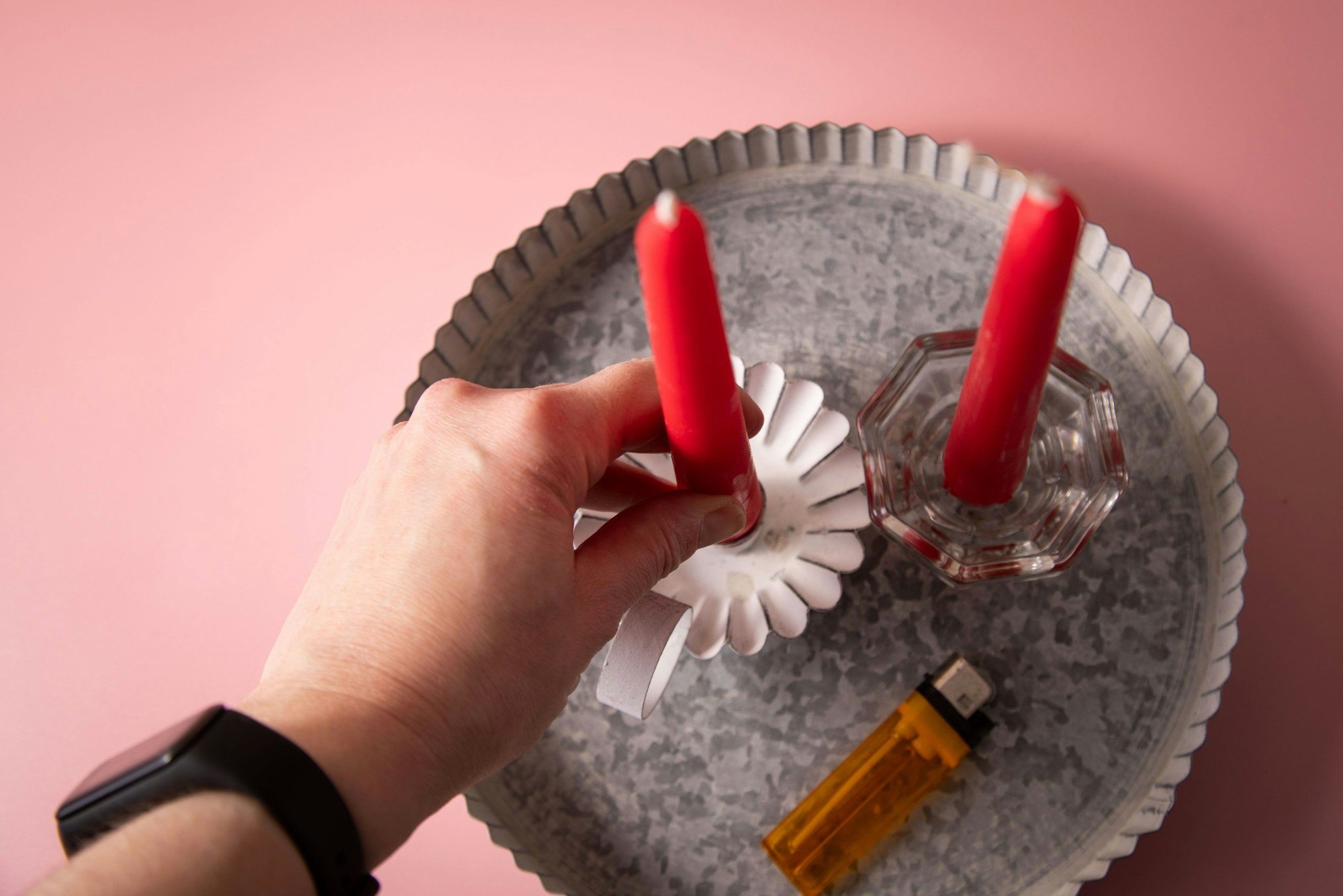 Schritt 3: Die tiefgekühlte Kerze in den Kerzenhalter stecken.