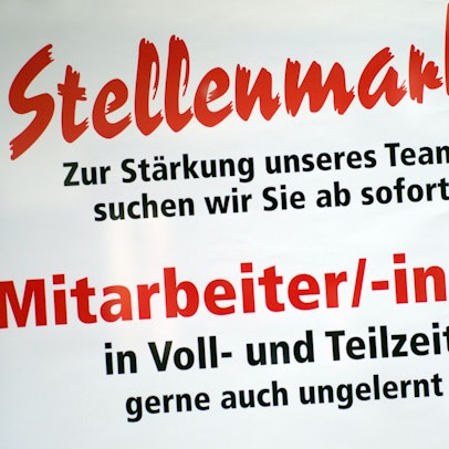 Ein Schild mit der Aufschrift «Stellenmarkt - Zur Stärkung unseres Teams suchen wir Sie ab sofort - Mitarbeiter/-innen in Voll- und Teilzeit - gerne auch ungelernt» hängt in einem Schaufenster.