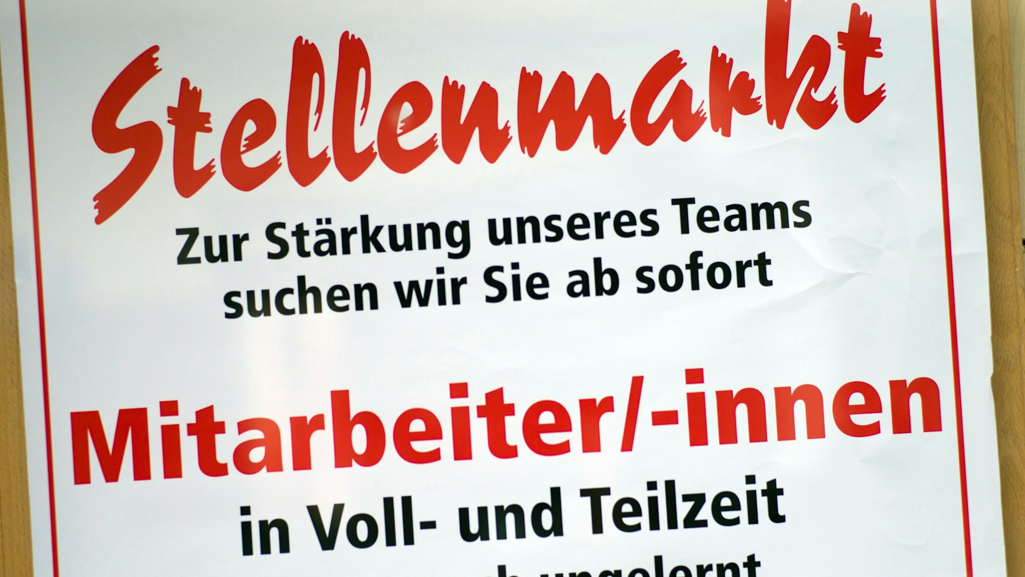 Ein Schild mit der Aufschrift «Stellenmarkt - Zur Stärkung unseres Teams suchen wir Sie ab sofort - Mitarbeiter/-innen in Voll- und Teilzeit - gerne auch ungelernt» hängt in einem Schaufenster.