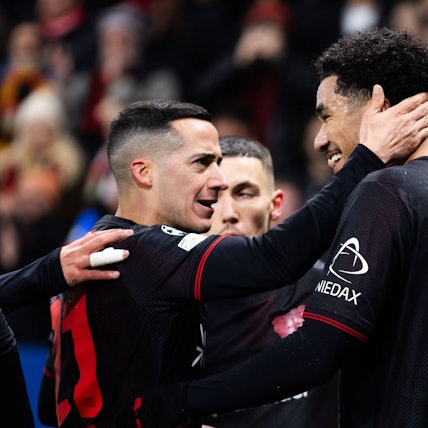 Herzlichen Glückwunsch: Lucas Vazquez (l.) gratuliert Malik Tillman zu seinem Doppelpack gegen den FC Villarreal.