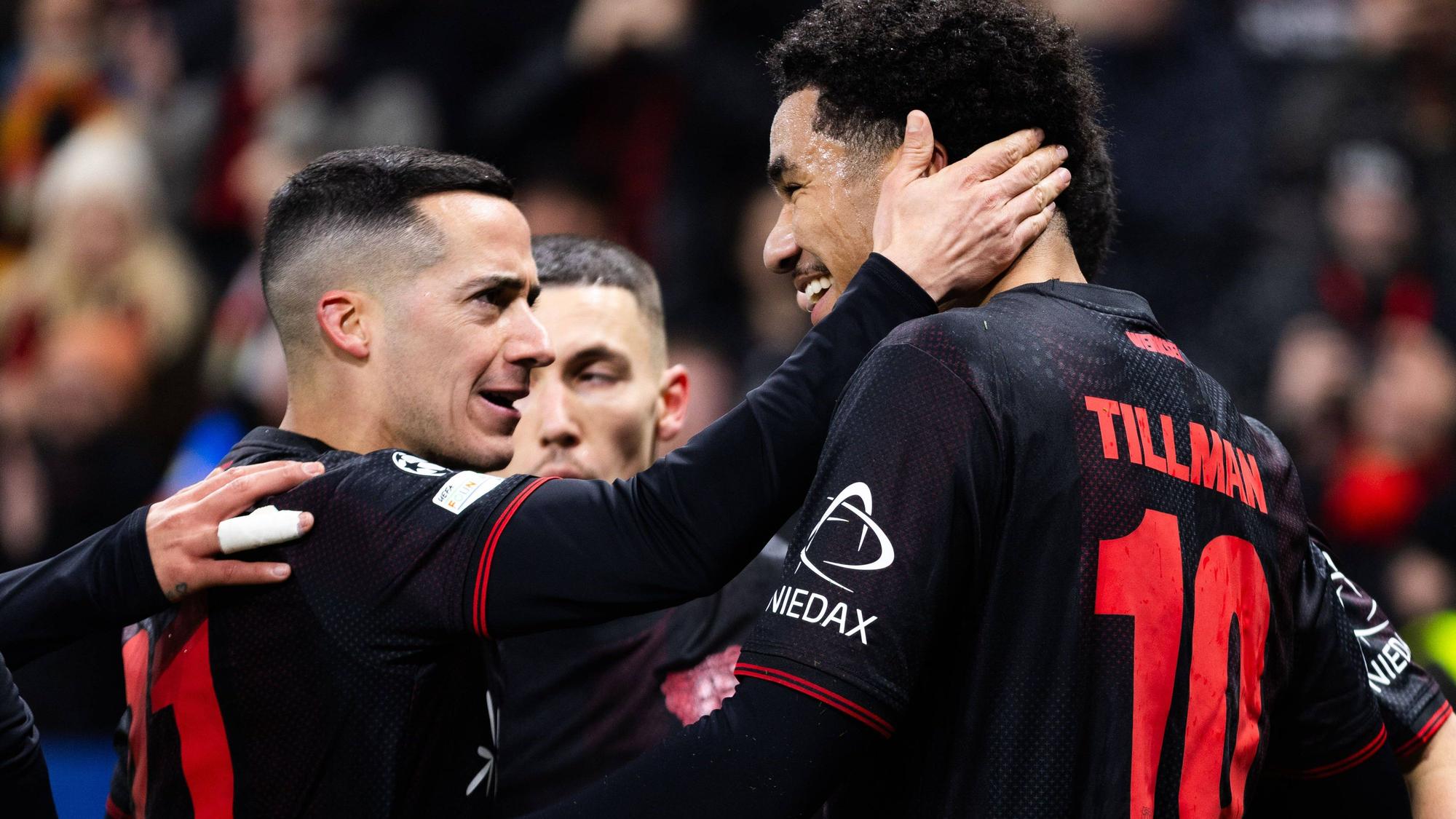 Herzlichen Glückwunsch: Lucas Vazquez (l.) gratuliert Malik Tillman zu seinem Doppelpack gegen den FC Villarreal.