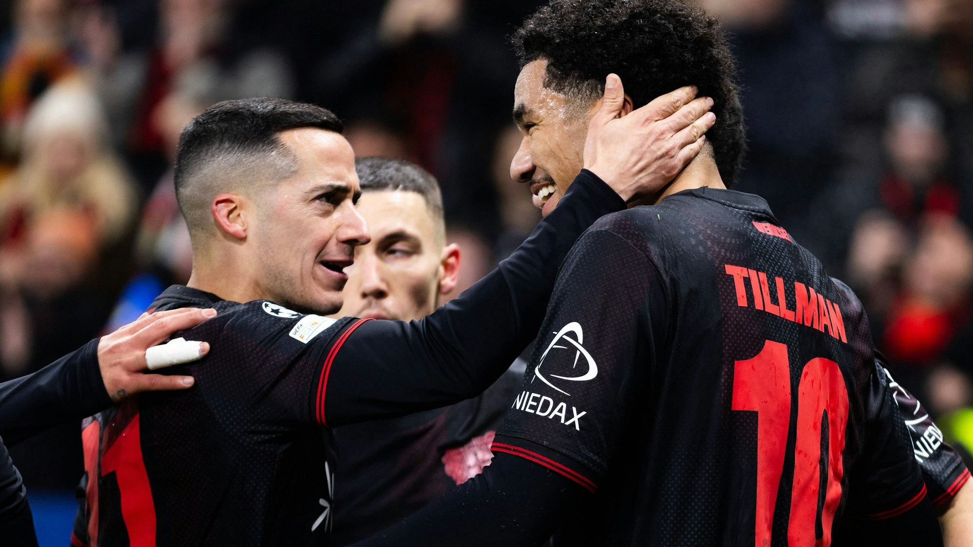 Herzlichen Glückwunsch: Lucas Vazquez (l.) gratuliert Malik Tillman zu seinem Doppelpack gegen den FC Villarreal.