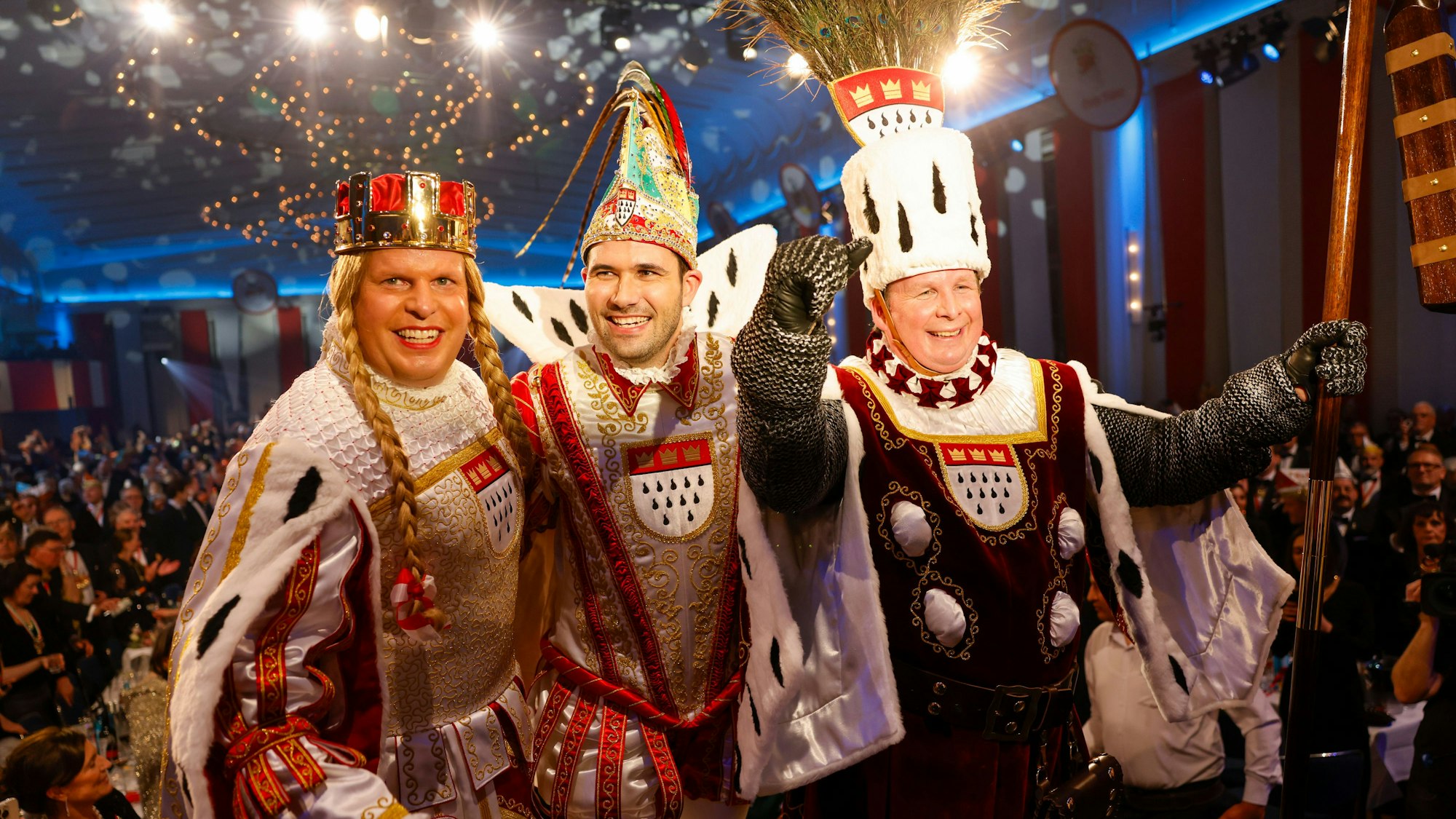 Mittendrin in der Session: Jungfrau Aenne (von links), Prinz Niklas I. und Bauer Clemens auf der Bühne des Gürzenichs.
