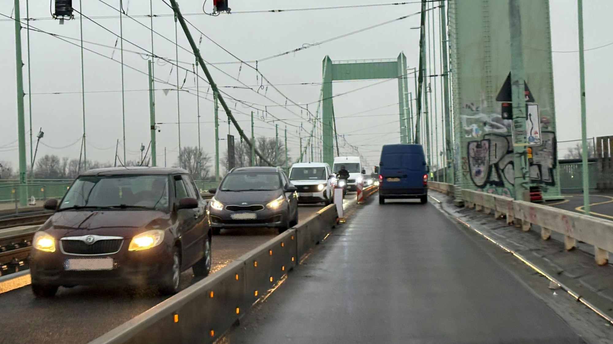 Das Foto zeigt die momentane Situation der Mülheimer Brücke, die seit acht Jahren saniert wird.