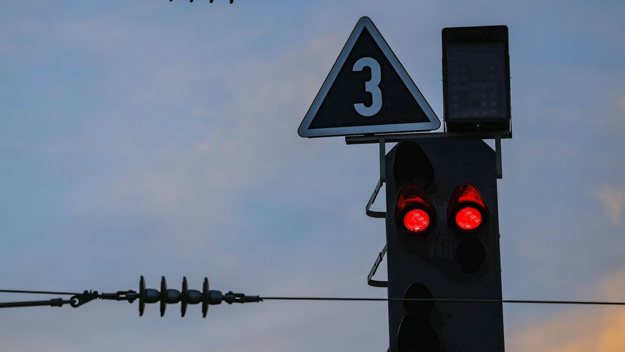 Eine marode Bahnbrücke bei Schwerte muss abgerissen werden. Reisende müssen improvisieren - und teils auf Ersatzbusse umsteigen. (Symbolbild)