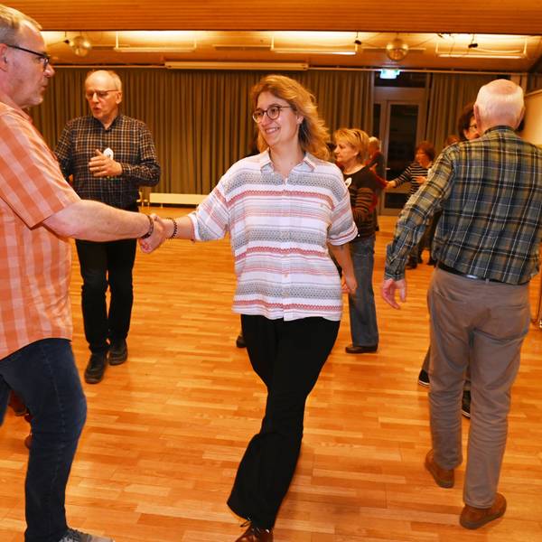 Autorin Rika Kulschewski versucht sich im Square Dance in Köln-Bocklemünd.