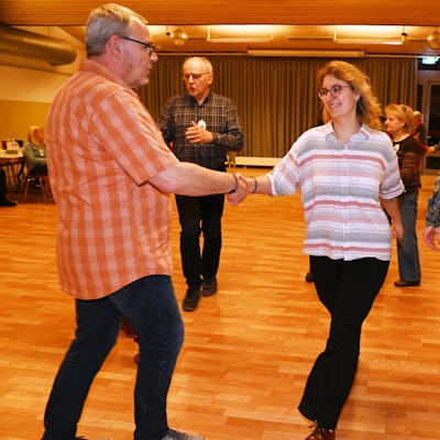 Autorin Rika Kulschewski versucht sich im Square Dance in Köln-Bocklemünd.