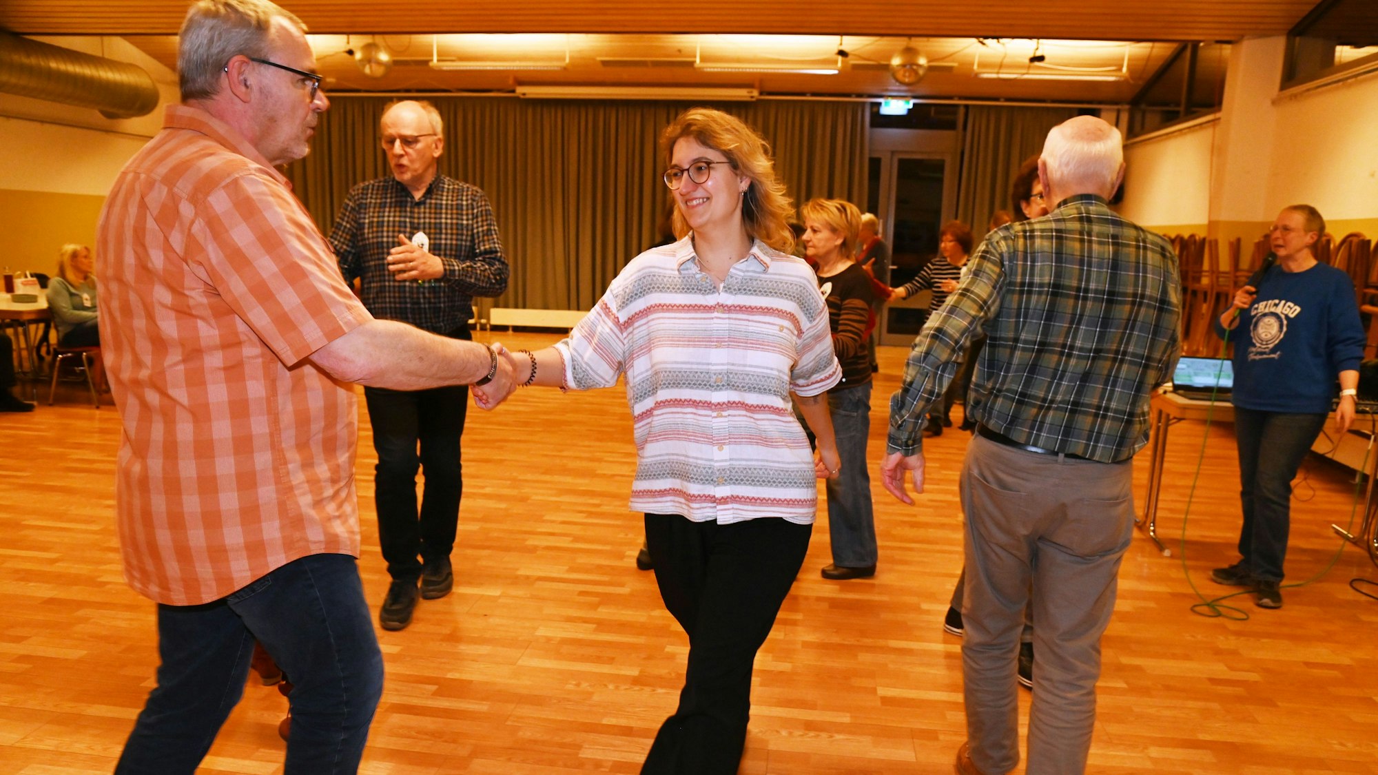 Autorin Rika Kulschewski versucht sich im Square Dance in Köln-Bocklemünd.