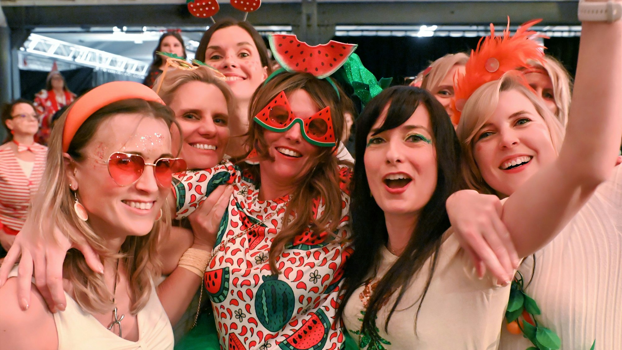 Das Bild zeigt einen kleinen Teil der jecke Wiever, die in der Alten Tuchfabrik feierten.