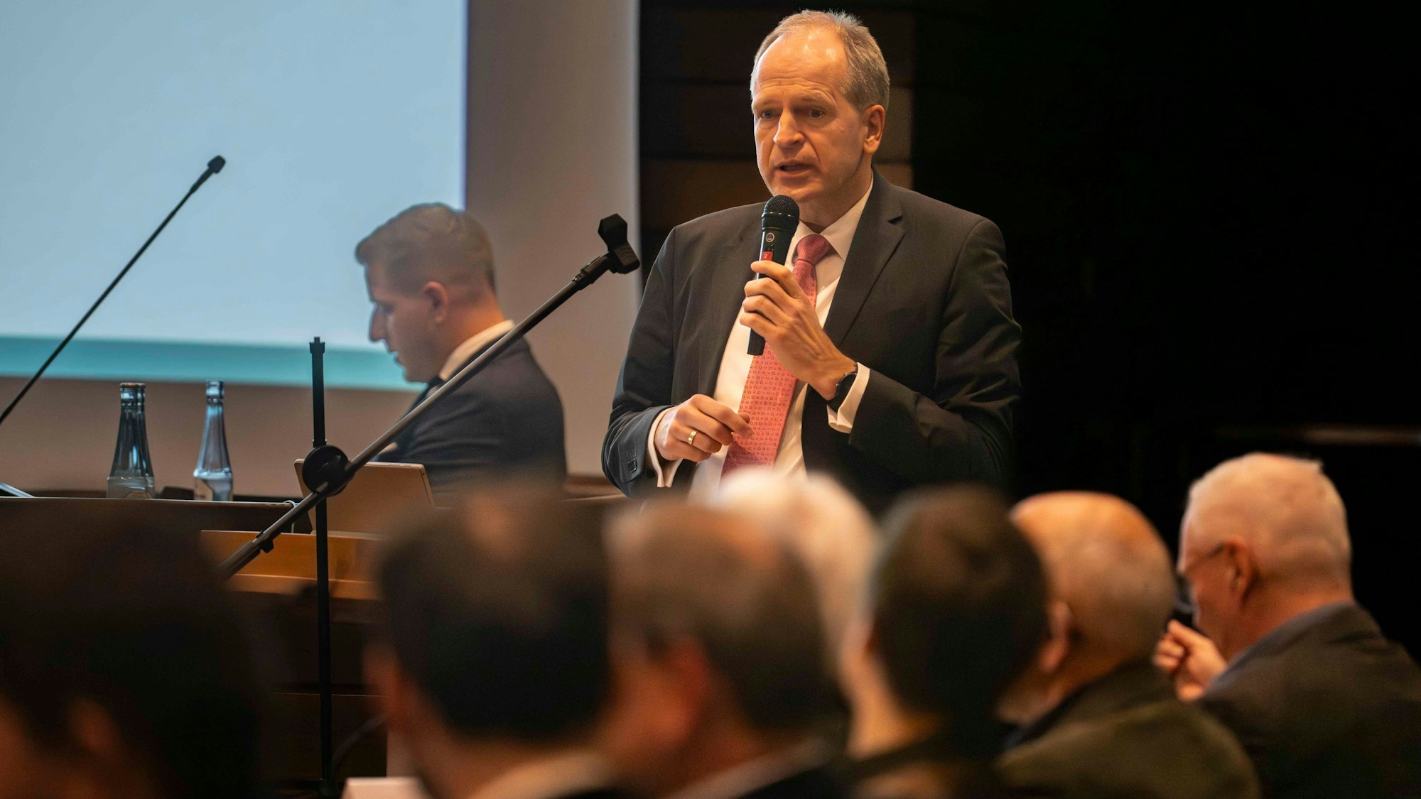 Das Bild zeigt den Kreis-Kämmerer während der Vorstellung des Zahlenwerks.