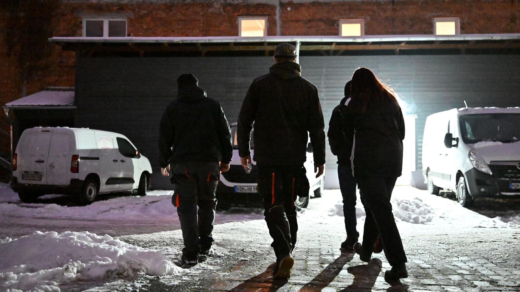 Nordhausen: Junge Teilnehmer starten am frühen Morgen zum Einsatzort beim Arbeitsprojekt für Bürgergeldempfänger.