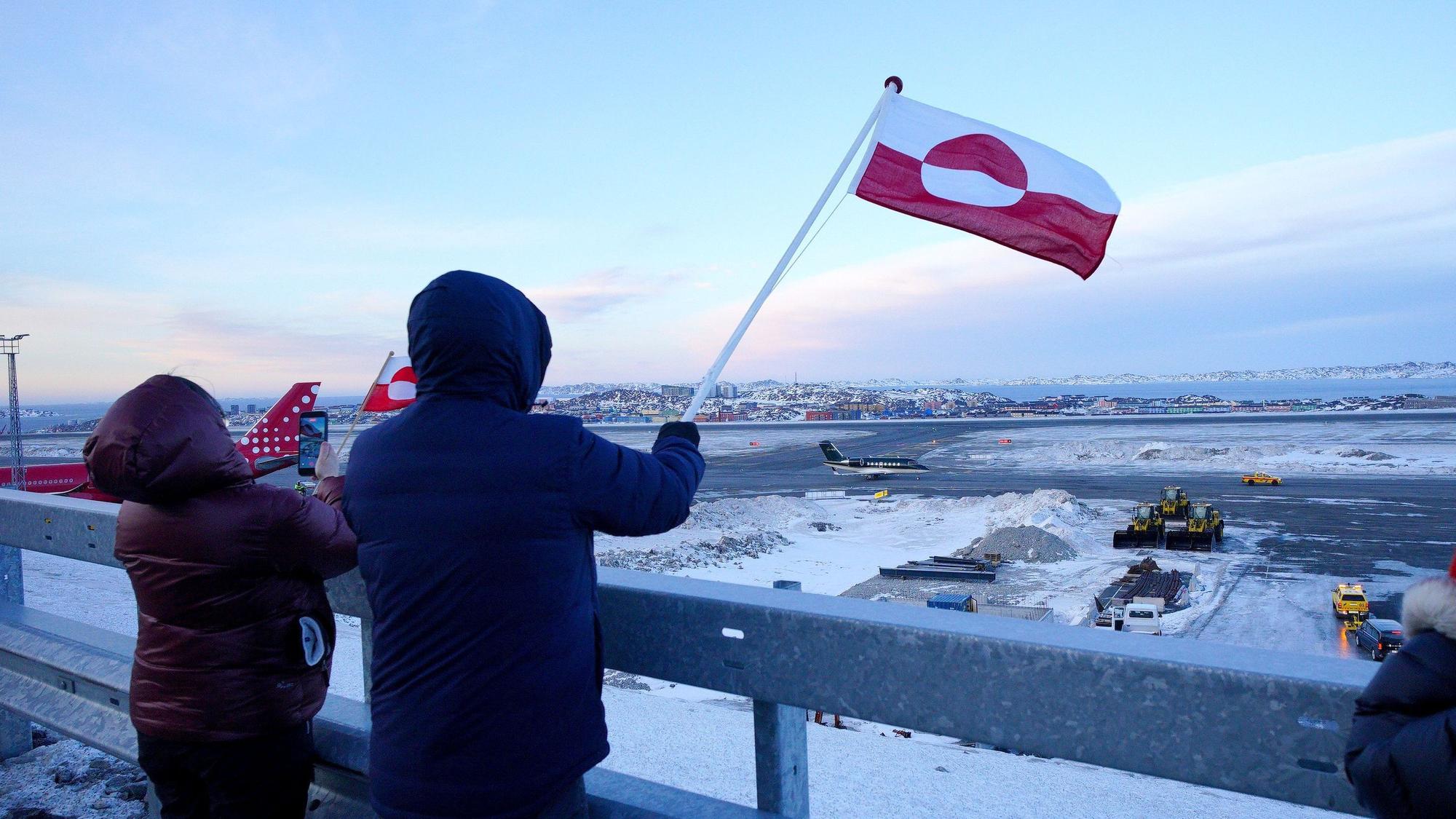 Menschen schwenken in der Hauptstadt Nuuk die grönländische Flagge. (Archivbild)