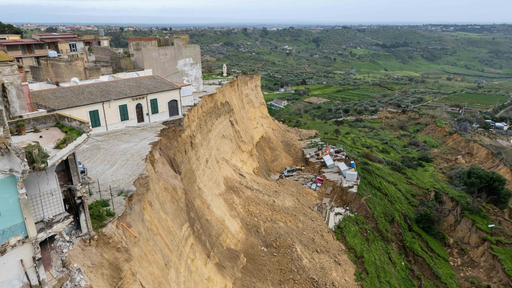 Wie ein Schwamm hat sich die Erde unter Niscemi vollgesogen.