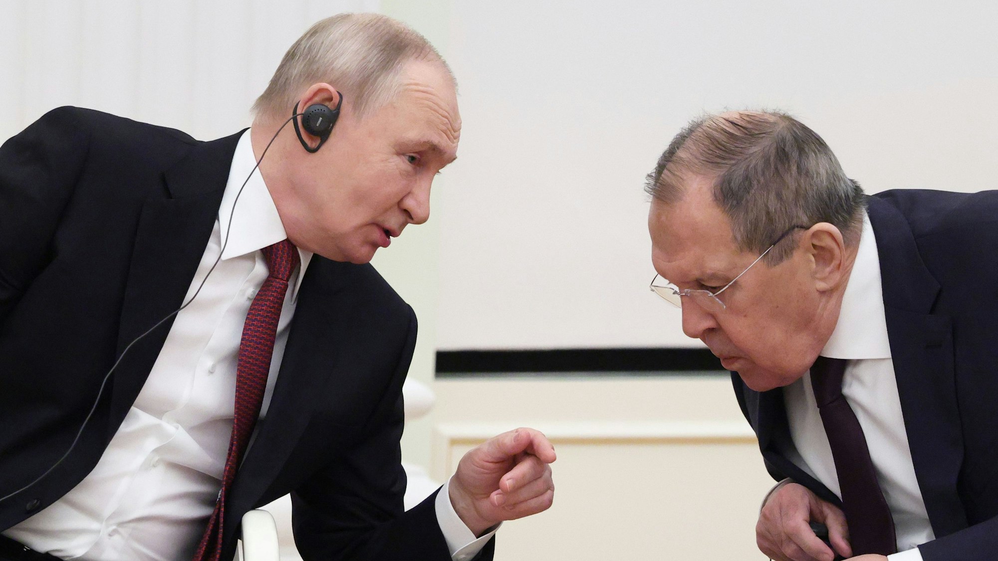 Der russische Präsident Wladimir Putin (l.) spricht mit dem russischen Außenminister Sergej Lawrow im Kreml. (Archivbild)