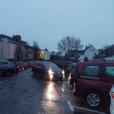 Unfallträchtig: Das Parken am Hallenbad Aquarena und in den umliegenden Straßen soll besser und sicherer werden.
Neunkirchen-Seelscheid