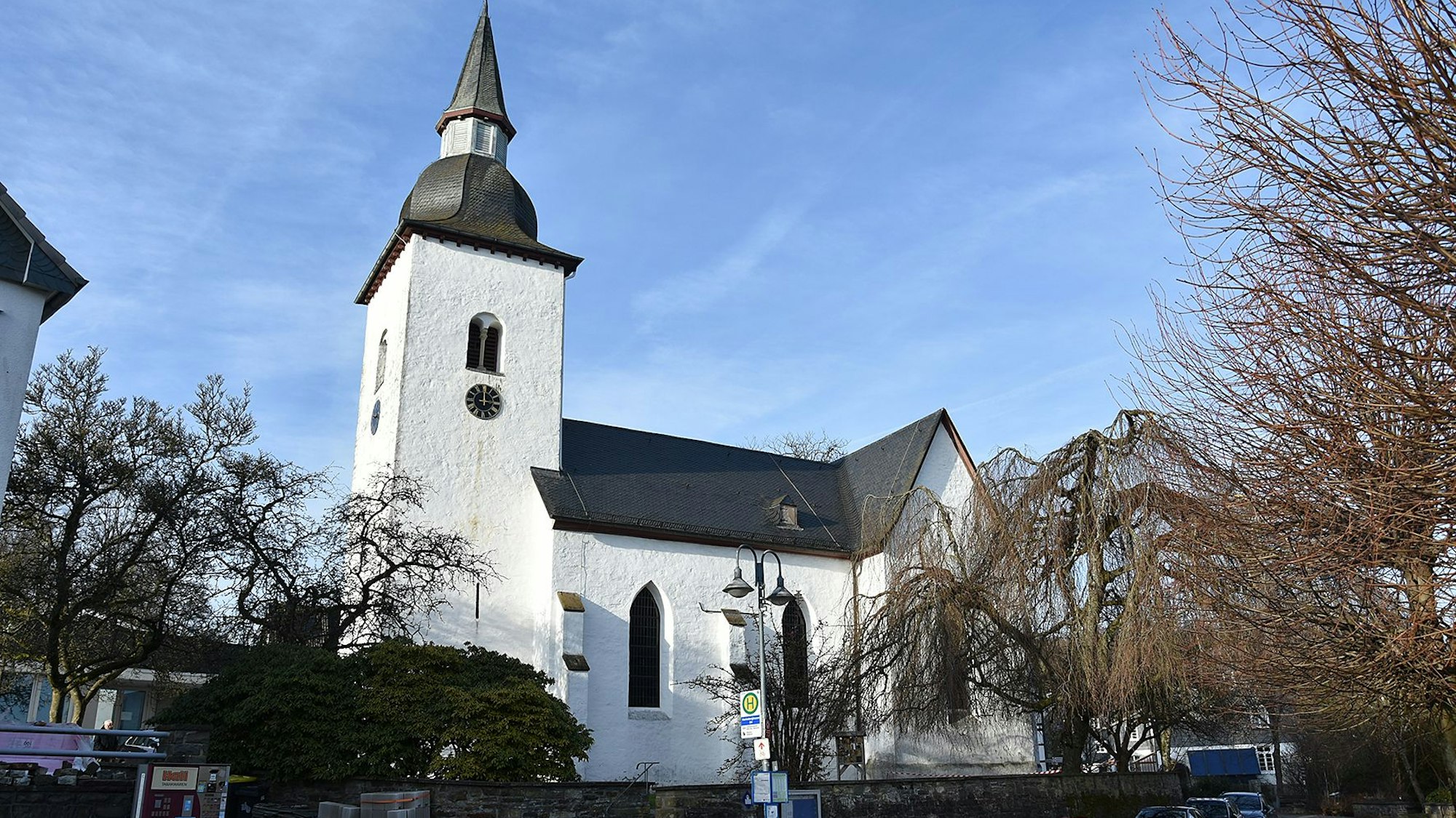 Das Foto zeigt die evangelische Kirche in Marienberghausen.