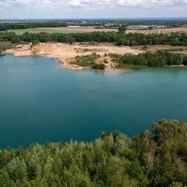 Im Vordergrund ein See, im Hintergrund der Uferbereich.