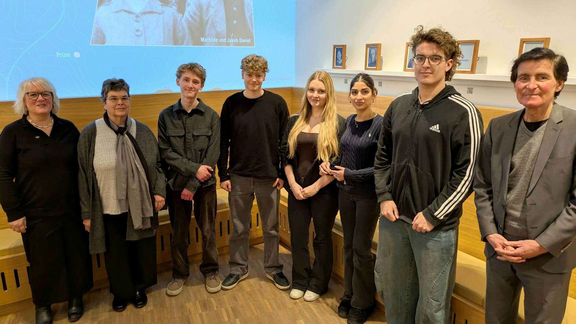 Drei Erwachsene und eine Gruppe von Schülern im Raum der Stille in Vogelsang IP.