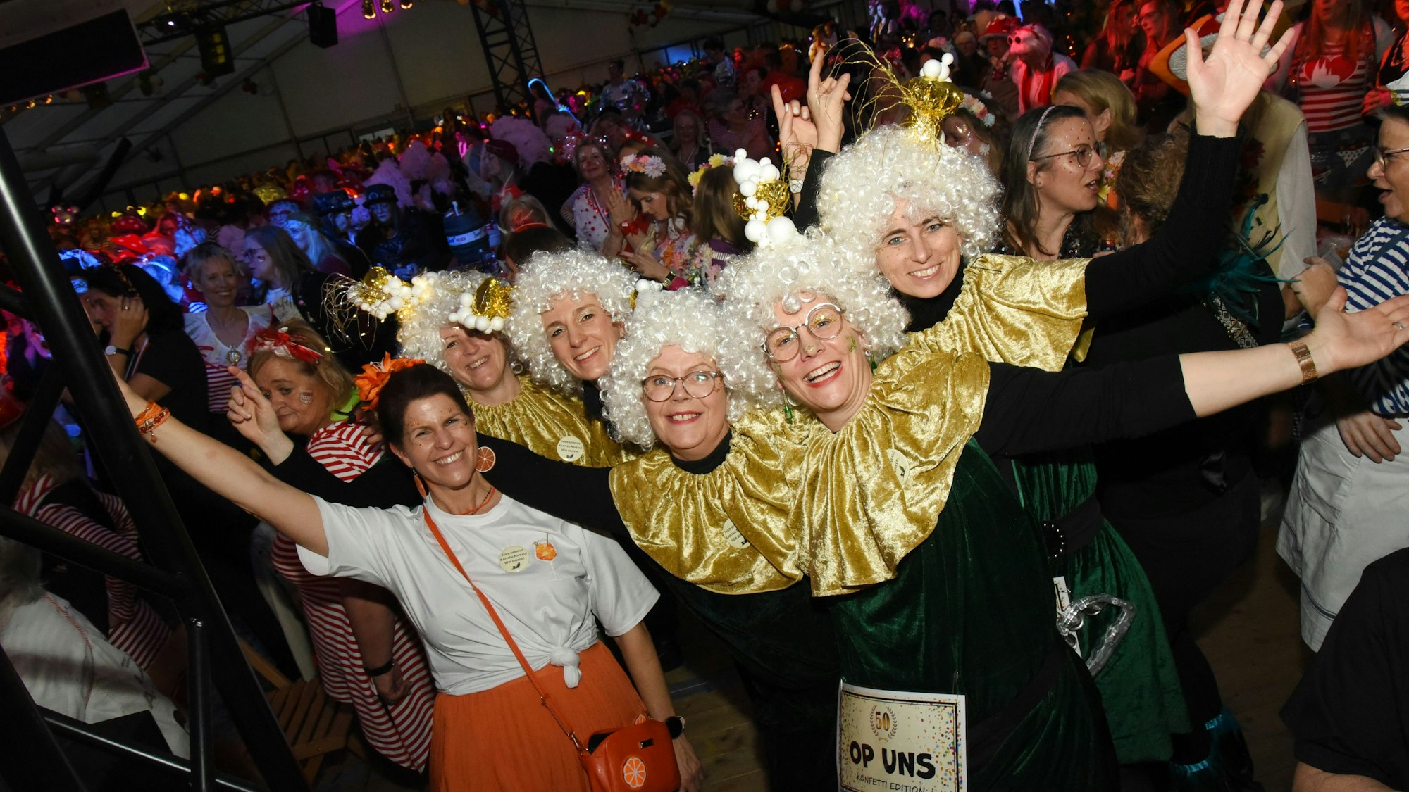 Mehrere Freundinnen aus Attendorn hat sich als Sektflaschen verkleidet.