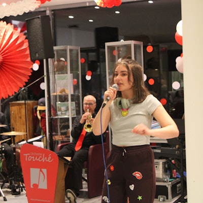 Celina Sysk (22) und Luisa Klüser (21) sind in Lohmar aufgewachsen und treten als "Die Zwei Fründinne" als Büttenrednerinnen auf.