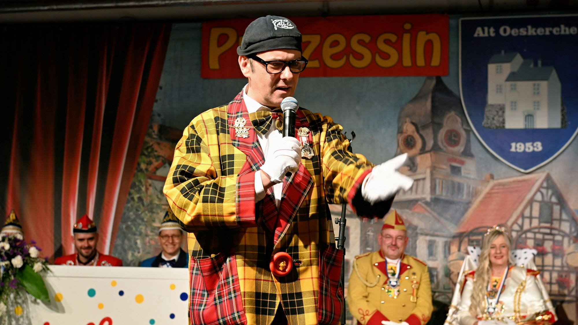 Das Bild zeigt den Redner auf der Bühne in Euskirchen.