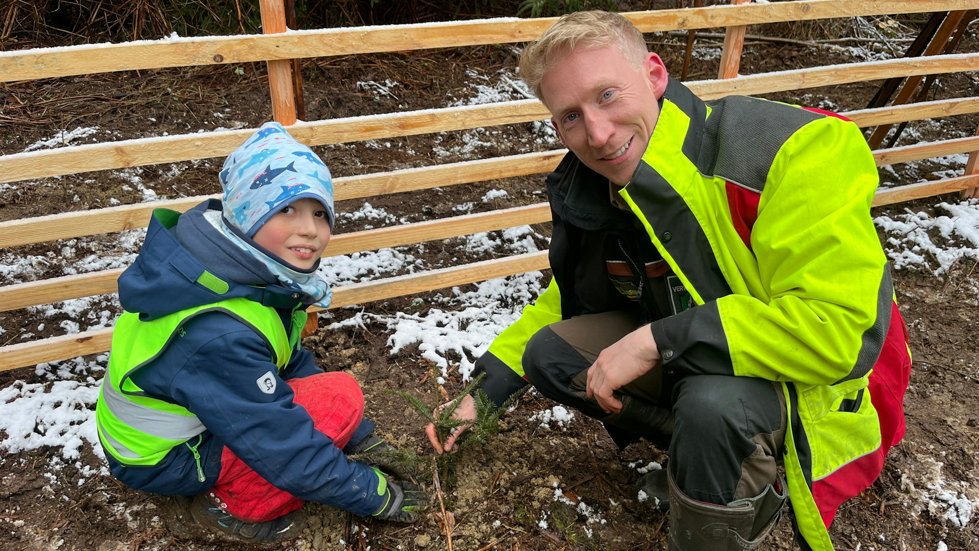 Regionalforstamtsleiter Franz van Elsbergen pflanzt mit Paul einen Setzling.
