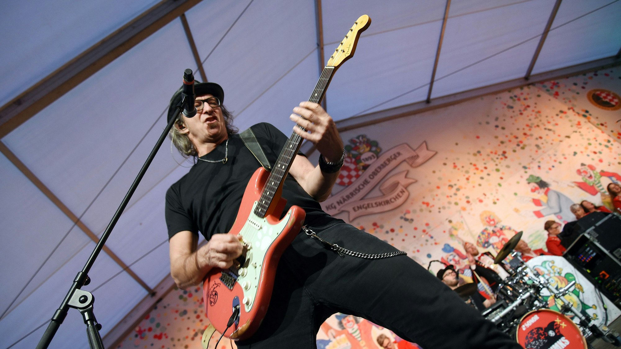 Ein Gitarrist der Räuber auf der Bühne.