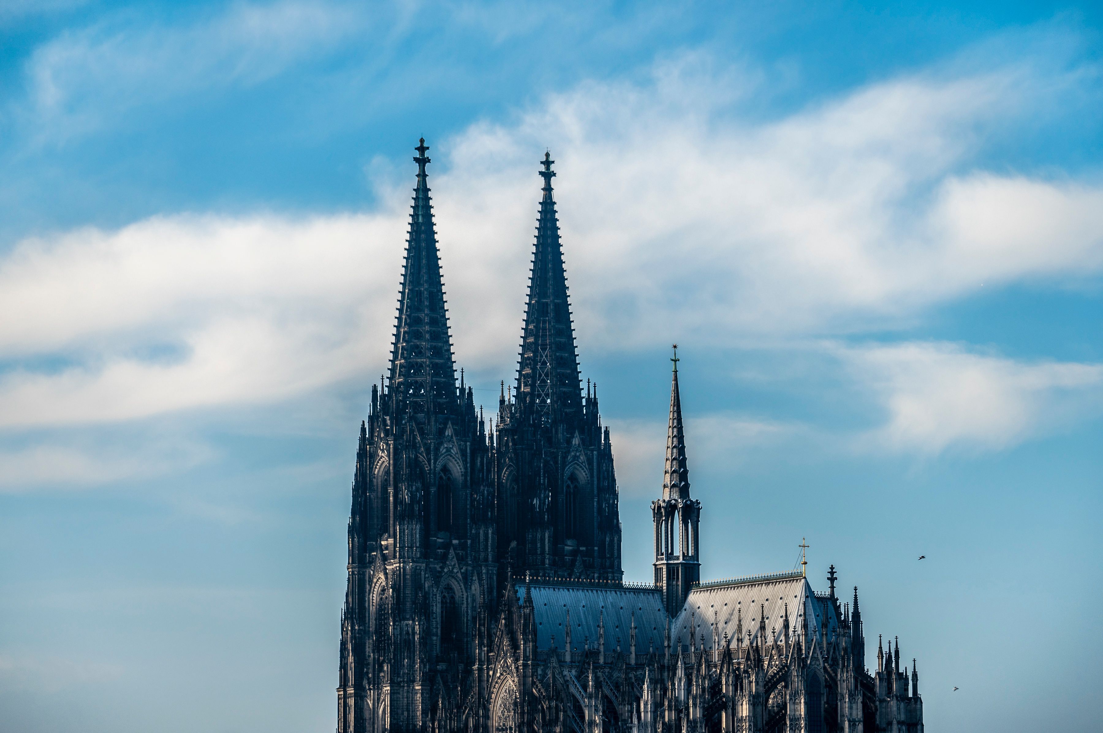 Sonne und Wolken wechseln sich in den kommenden Tagen in Köln ab (Archivbild des Kölner Doms vor Wolken).
