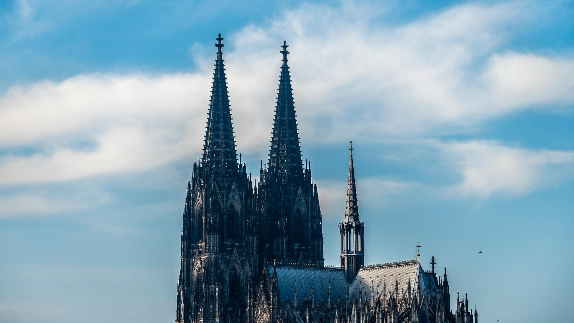 Sonne und Wolken wechseln sich in den kommenden Tagen in Köln ab (Archivbild des Kölner Doms vor Wolken).