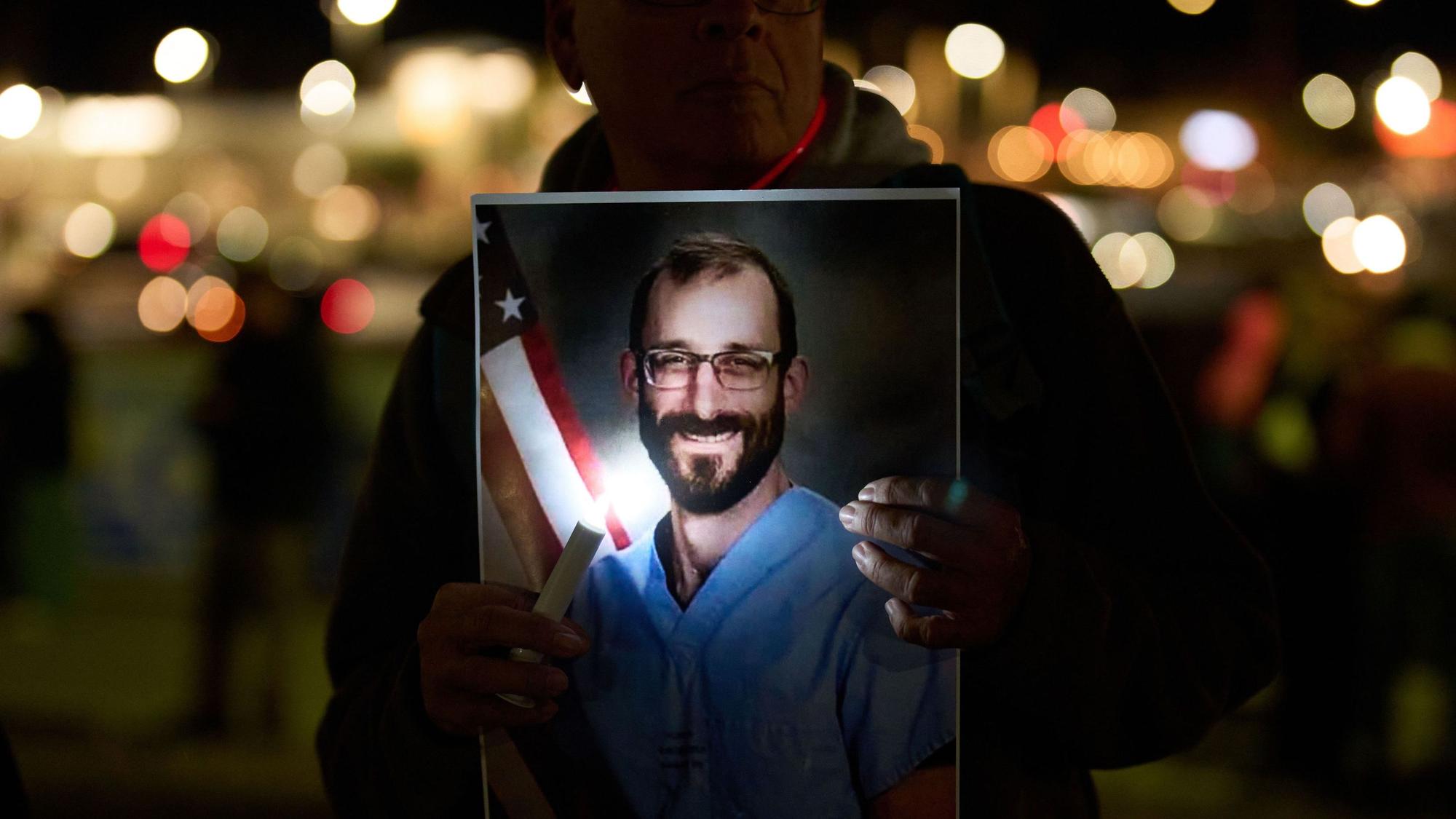 29.01.2026, USA, Henderson: Menschen halten Fotos während einer Mahnwache für Alex Pretti hoch, der von Bundesbeamten in Minneapolis erschossen wurde. Foto: John Locher/AP/dpa +++ dpa-Bildfunk +++
