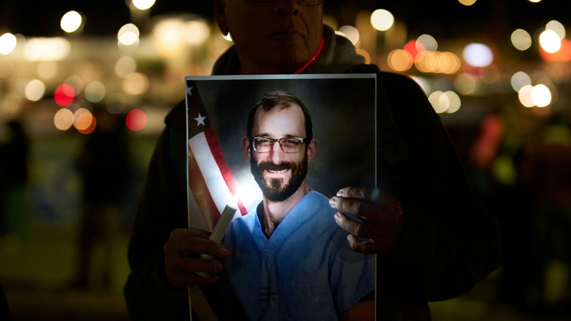 29.01.2026, USA, Henderson: Menschen halten Fotos während einer Mahnwache für Alex Pretti hoch, der von Bundesbeamten in Minneapolis erschossen wurde. Foto: John Locher/AP/dpa +++ dpa-Bildfunk +++