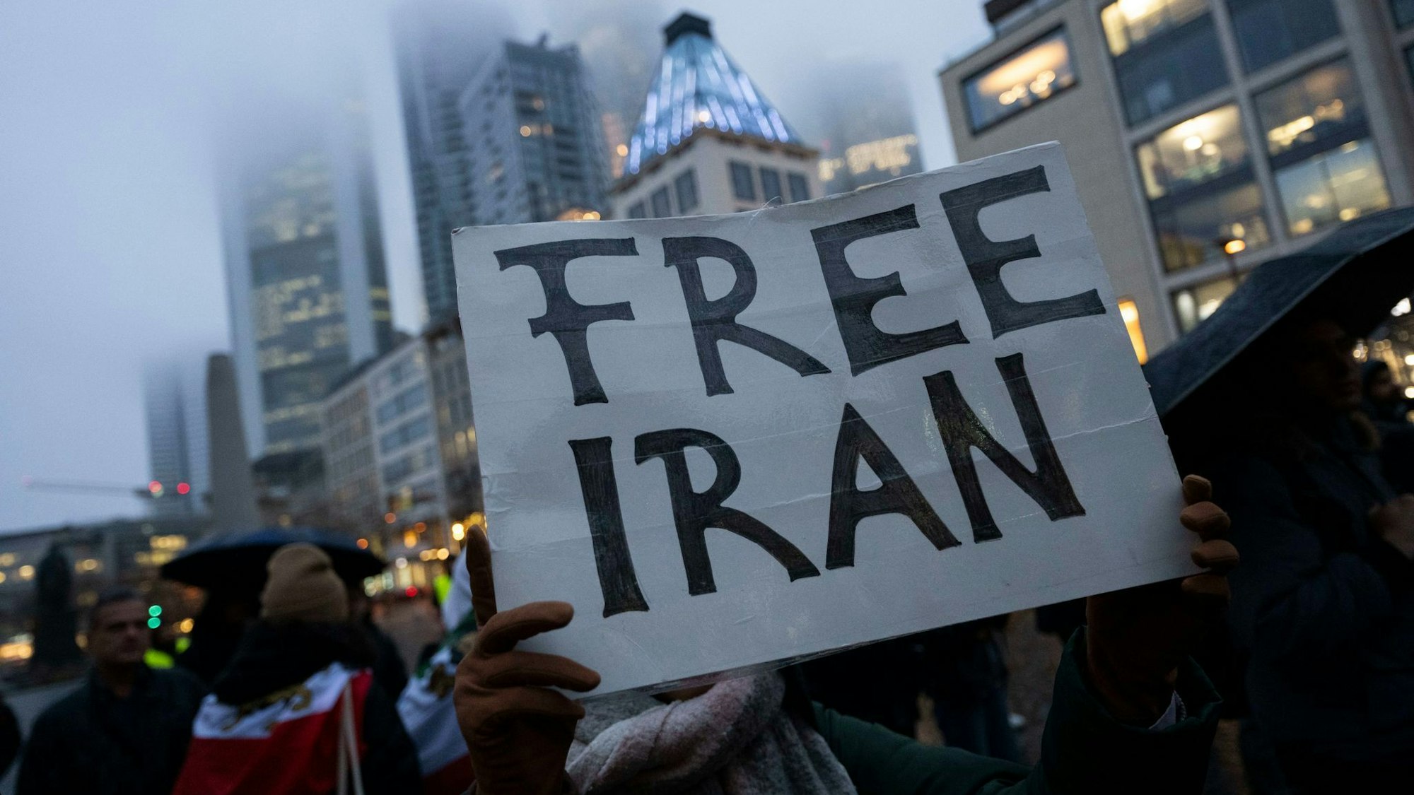 In vielen EU-Staaten fordern Menschen seit Wochen neue Sanktionen gegen Verantwortliche für die Gewalt im Iran. Nun gibt es einen ersten Beschluss. (Archivbild)