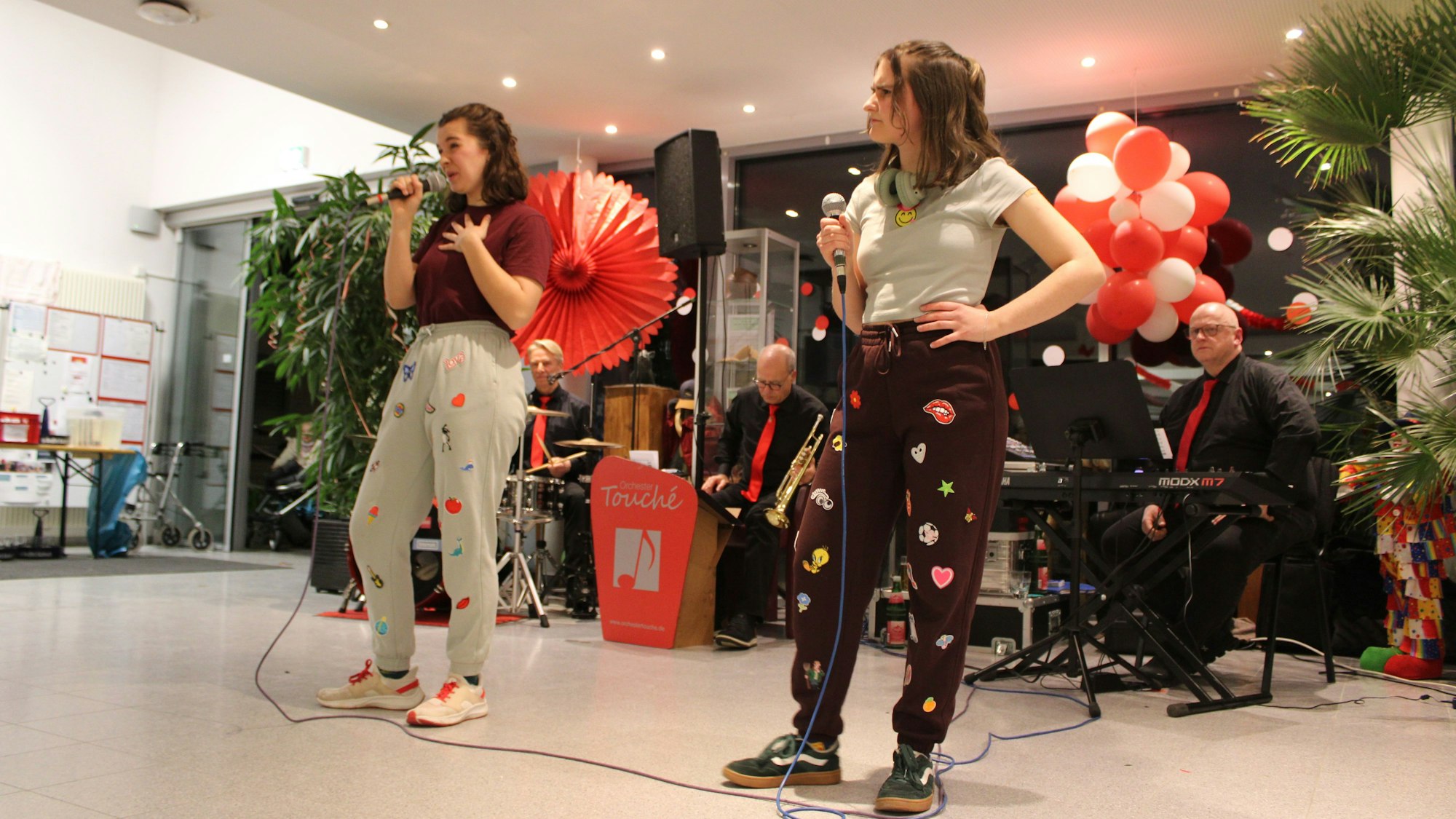 Celina Sysk (22) und Luisa Klüser (21) sind in Lohmar aufgewachsen und treten als "Die Zwei Fründinne" als Büttenrednerinnen auf.