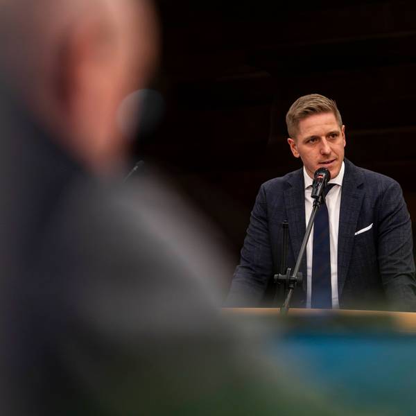 Das Bild zeigt den Chef des Kreises Euskirchen während seiner Rede im Kreishaus.