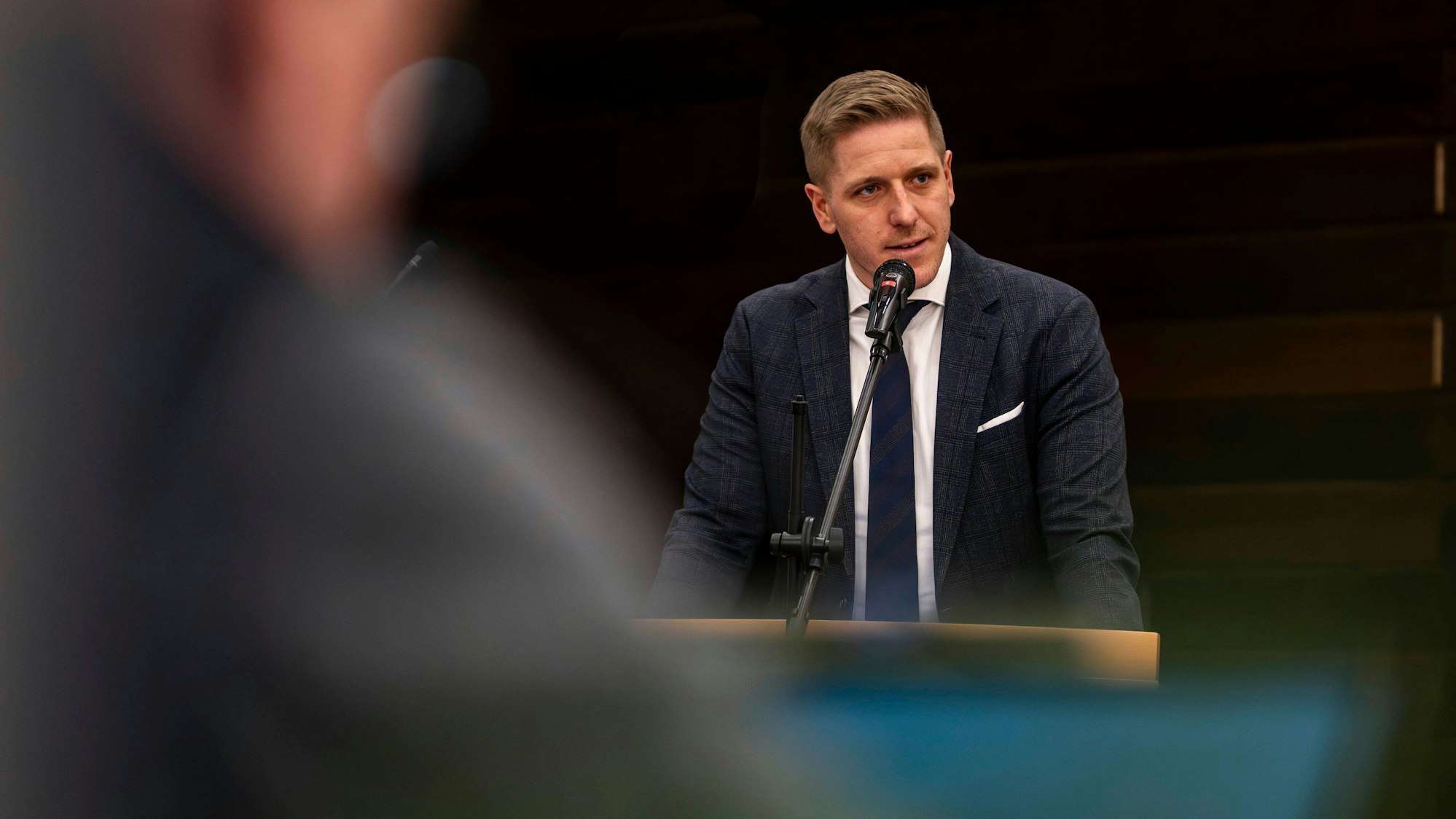 Das Bild zeigt den Chef des Kreises Euskirchen während seiner Rede im Kreishaus.